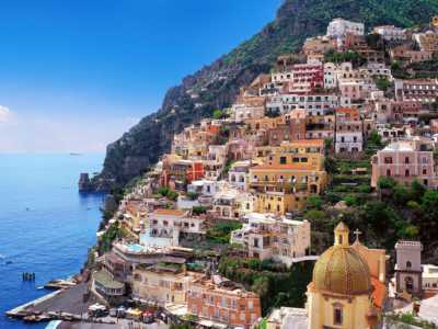 Costiera Amalfitana � Racchiuso tra Vietri sul Mare e Positano � considerato il tratto di costa pi� bello d'Italia, caratterizzato da acque limpide e una folta vegetazione che circonda antiche ville e pittoreschi porticcioli. Prende il suo nome dalla citt� di Amalfi, principale nucleo del litorale